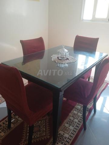 طاولة أكل وسجادة