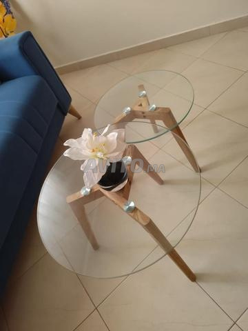 طاولتان صغيرتان