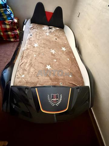 سرير سيارة للأطفال بتصميم رياضي – حالة ممتازة