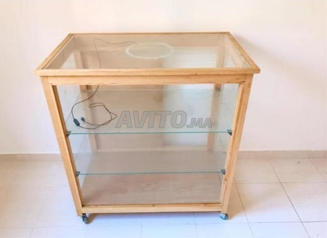 عرض فيترينة (Vitrine) خشبية مع زجاج بجودة عالية