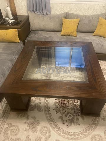 طاولة مربعة من الخشب الصلب والزجاج