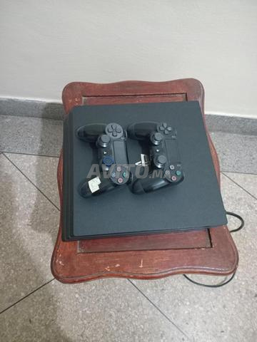 PS4 برو مع وحدتي تحكم بالإضافة إلى العديد من الألعاب