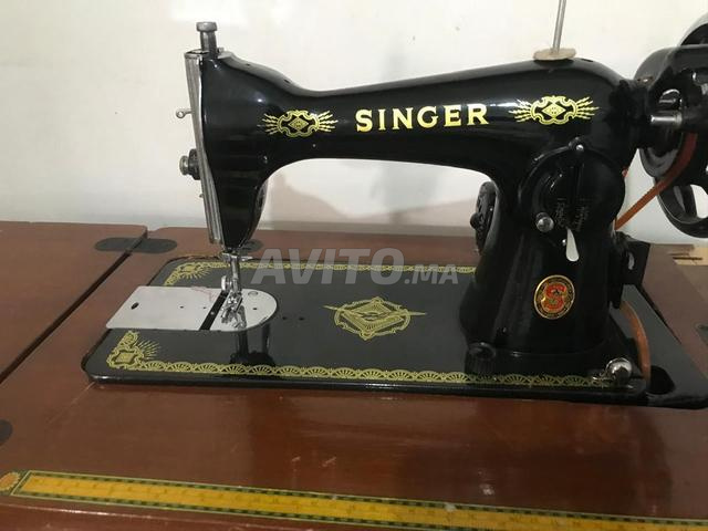 ماكينة خياطة (Singer) مع الطاولة الخاصة بها - 2
