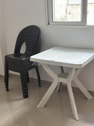 طاولة بلاستيكية وأربع كراسي