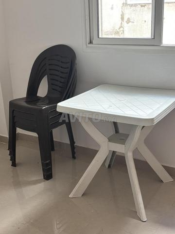 طاولة بلاستيكية وأربع كراسي - 2