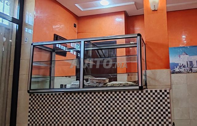 عربة وواجهة عرض