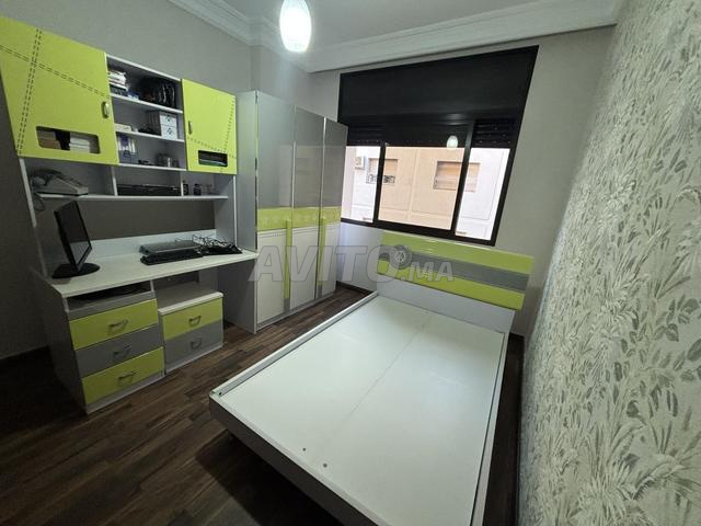 أثاث أخضر ورمادي مع مرتبة