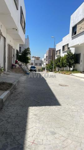دار مستقلة نصف مجهزة واجهتين في مجمع سكني خاص
