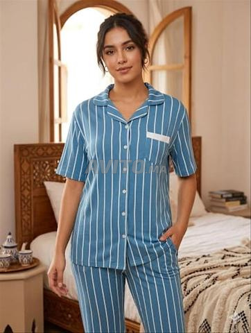 بيجامة نسائية مخططة زرقاء