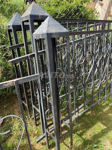 32 mètres de panneaux de clôture en fer forgé