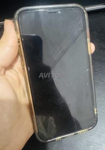 iPhone 11 Pro avec écouteurs et 3 pochettes