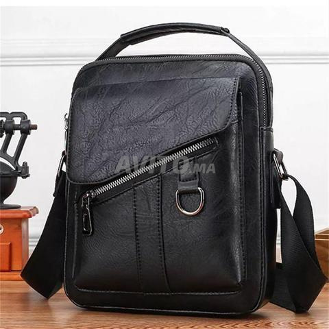 حقيبة كتف رجالية بتشطيب أنيق وخامة شبيهة بالجلد 💫 - 2