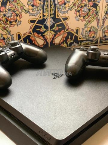 PS4 SLIM BON ÉTAT AVEC 2 MANETTES ET 3 JEUX