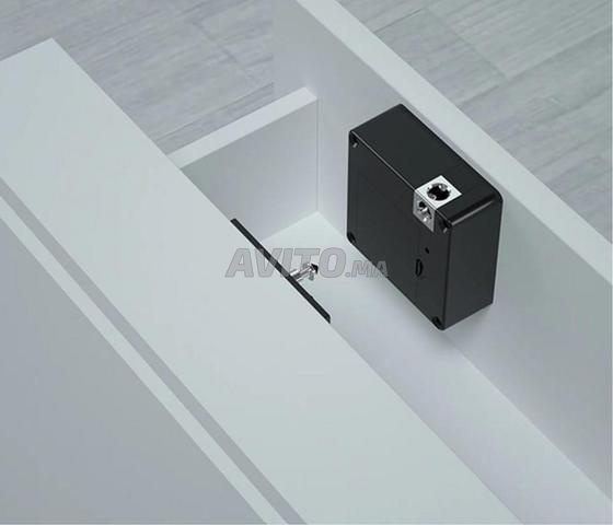 قفل درج ذكي إلكتروني بتقنية RFID.