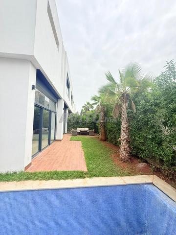 فيلا استثنائية على بعد خطوات من الشاطئ