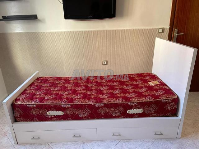 Lit avec tiroirs et matelas - 2