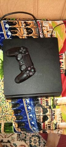 PS4 slim jailbreakée, pleine de jeux avec sa manette