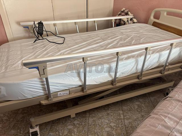 Lit médical électrique avec matelas anti escarres