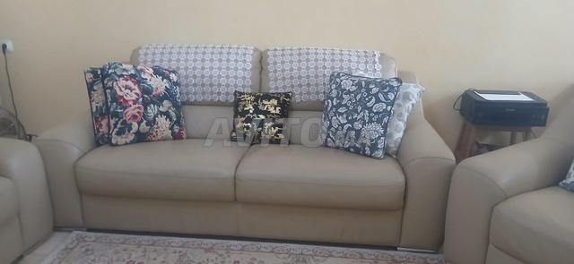 صالون رائع من الجلد الإيطالي – حالة جيدة جداً