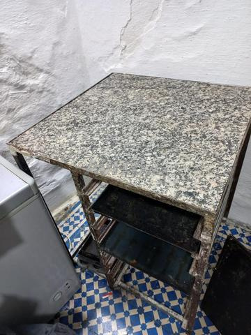 Table en fer avec marbre 74/75 avec chariot 60/40