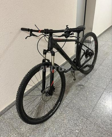 دراجة جبلية سوداء وحمراء - 2