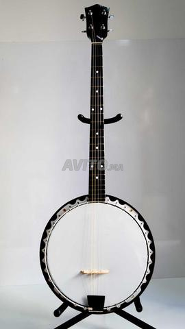 بانجو 4 أوتار – آلة موسيقية شعبية متعددة الاستخدامات