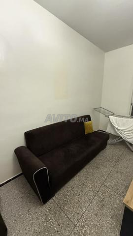 كنبة سرير بنية بحالة جيدة