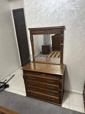 Lit avec deux tables de chevet et coiffeuse - 2