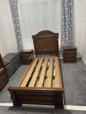 Lit avec deux tables de chevet et coiffeuse