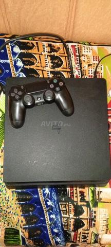 PS4 slim flashée propre remplie de jeux
