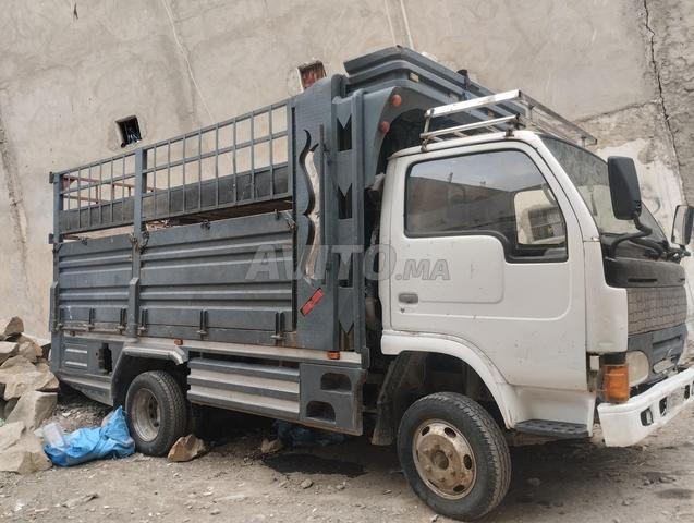 Camion à vendre, très propre, modèle 2007, poids 3 tonnes et 500