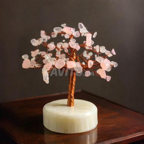 شجرة الكوارتز الوردي على قاعدة من السيلينيت