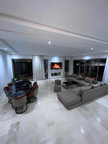 فيلا عصرية بحمام سباحة خاص - 2