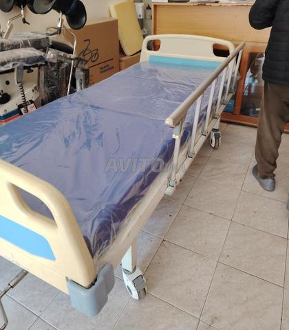 سرير يدوي بوضعين مع مرتبة طبية جديدة