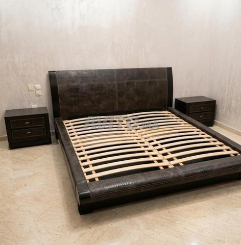 خشب صلب وجلد سرير مزدوج كبير بأسلوب عصري باروكي.