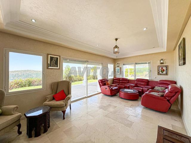 فيلا بإطلالة بانورامية على البحر للبيع - 2