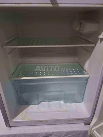 Petit réfrigérateur encore propre - 2