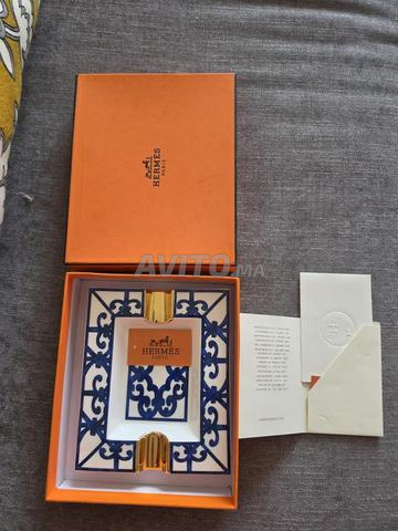 منفضة سجائر من علامة تجارية كبيرة - 2