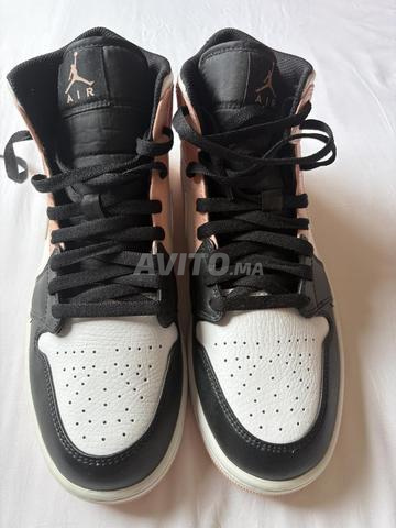 أحذية جوردن جديدة باللون الأسود والبيج الغامق