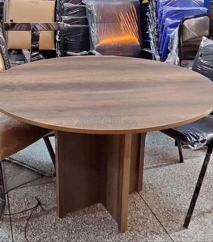Table ronde au design simple et équilibré ✨