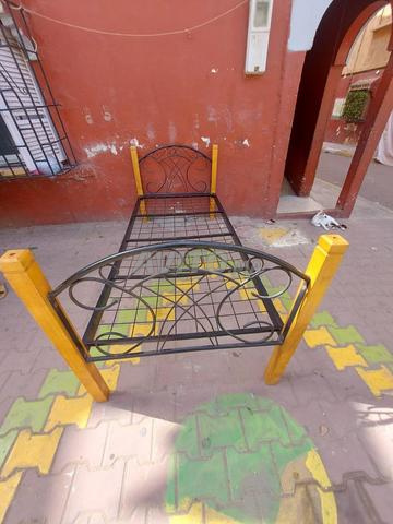 Lit simple en bon état à vendre - 2