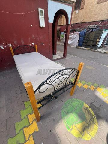 Lit simple en bon état à vendre