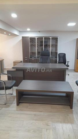 Bureau principal avec armoire et retour
