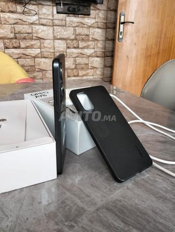 Oppo A78 avec ses accessoires - 2