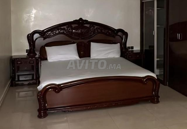 Lit italien 1.80m/2m, matelas, 2 chevets et coiffeuse - 2