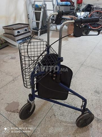 Déambulateur médical avec panier et freins - 2