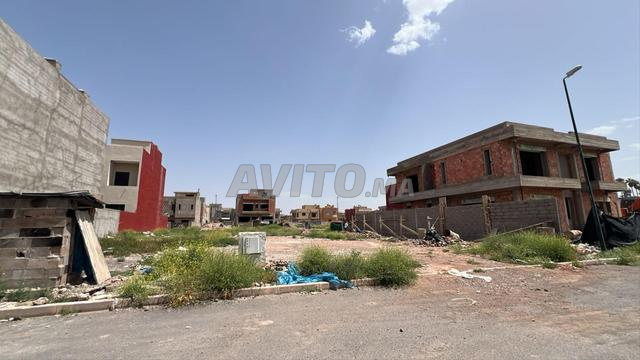 أرض بثلاث واجهات بحي بالميي دو تارغا