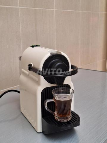 Machine à café Nespresso DeLonghi propre à vendre - 2