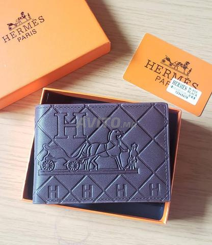 محفظة رجالية أنيقة مع علبة