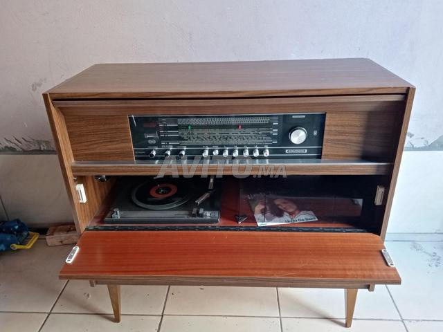 Ancienne radio et tourne disque